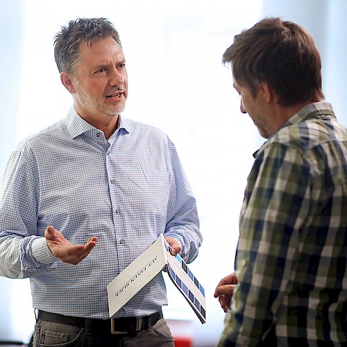 Ralf Trzeschewski beim Kundengespräch – Freier Produktioner bei München, Bayern
